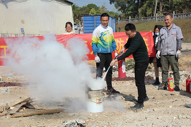 ZLG理工組織進行滅火實操演練