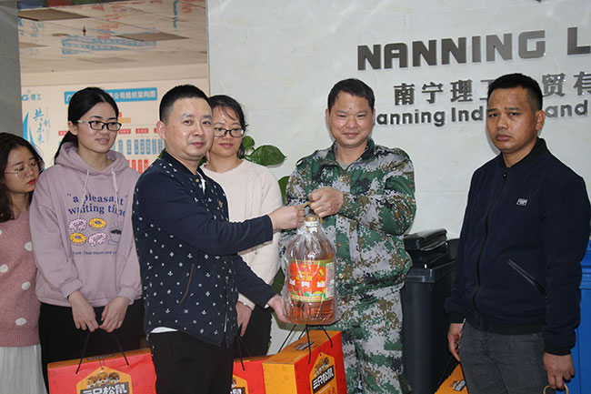 陳總給大家發(fā)放福利